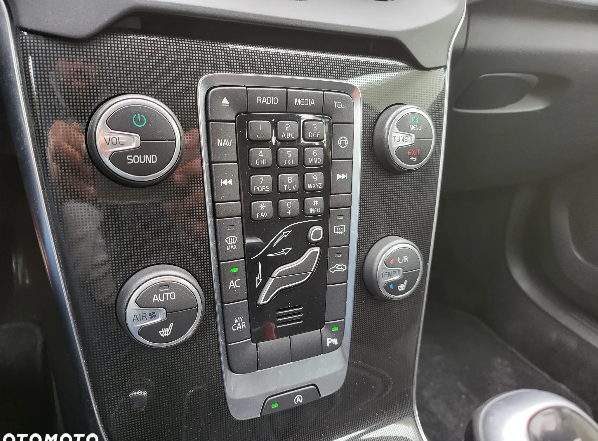 Volvo V40 cena 52400 przebieg: 191200, rok produkcji 2016 z Trzebiatów małe 137